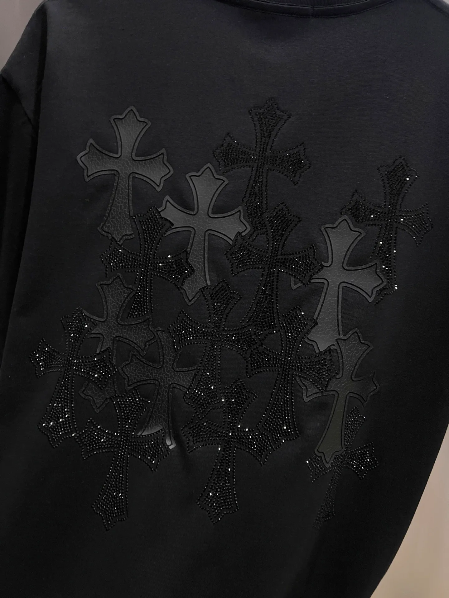 🅿️190 CH Crow 2025 Autumn and Winter New Short-sleeved T-shirt Cross leather craft Customized hardware metal + Middle Eastern Australian diamond design craft The real thing is great🔥Same style for men and women, loose version Size S M L XL XXL Five sizes Black White Angora Red